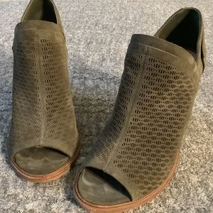 Vince Camuto “Karini” Olive Open Toe Leather Heeled Shoes